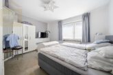 Schlafzimmer EG - Attraktives Mehrfamilienhaus mit 3 Wohneinheiten & 2 Garagen in Langenhagen! Mein Haus = Mein Makler