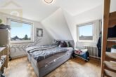 Schlafzimmer DG - Attraktives Mehrfamilienhaus mit 3 Wohneinheiten & 2 Garagen in Langenhagen! Mein Haus = Mein Makler