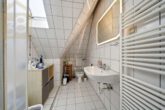 Badezimmer DG - Attraktives Mehrfamilienhaus mit 3 Wohneinheiten & 2 Garagen in Langenhagen! Mein Haus = Mein Makler