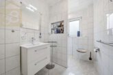 Badezimmer EG - Attraktives Mehrfamilienhaus mit 3 Wohneinheiten & 2 Garagen in Langenhagen! Mein Haus = Mein Makler