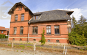 Hausansicht - Sanierungsbedürftiges Mehrfamilienhaus mit 5 Wohneinheiten! Mein Haus = Mein Partner!