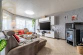 Wohnzimmer - Doppelhaushälfte mit Pool und Kaminofen in Ummern!