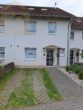 Hausansicht - Familienfreundliches Reihenmittelhaus in ruhiger Lage – mit Carport