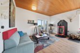 Wohnzimmer mit Kaminofen - Modernisiertes Zweifamilienhaus mit großem Garten, Sauna und Garagen! Meine Immobilie=Mein Partner!