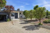 Hausansicht - Modernisiertes Zweifamilienhaus mit großem Garten, Sauna und Garagen! Meine Immobilie=Mein Partner!