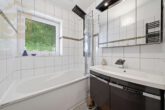 Badezimmer - Modernisiertes Zweifamilienhaus mit großem Garten, Sauna und Garagen! Meine Immobilie=Mein Partner!