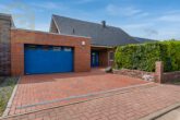 Hausansicht Garage - Modernes Einfamilienhaus mit Sauna, Kaminofen und Garten in Kästorf! Meine Immobilie=Mein Partner!